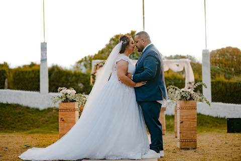 As melhores ideias e inspirações criativas de fotos de casamento registradas por fotógrafos profissionais de eventos da empresa Criativus Foto e Vídeo na Chácara Recanto Garrotxa: Fotos protocolares dos noivos na cerimônia'
