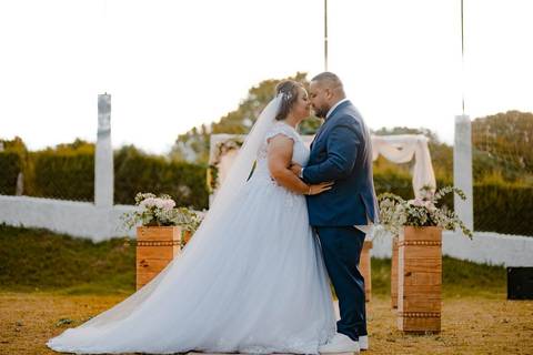 As melhores ideias e inspirações criativas de fotos de casamento registradas por fotógrafos profissionais de eventos da empresa Criativus Foto e Vídeo na Chácara Recanto Garrotxa: Fotos protocolares dos noivos na cerimônia'