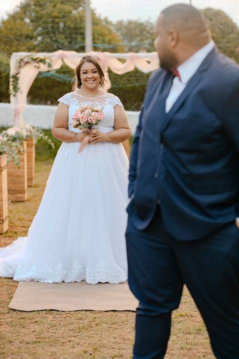 As melhores ideias e inspirações criativas de fotos de casamento registradas por fotógrafos profissionais de eventos da empresa Criativus Foto e Vídeo na Chácara Recanto Garrotxa: Fotos protocolares dos noivos na cerimônia'