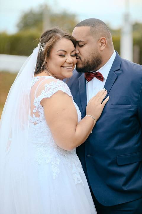 As melhores ideias e inspirações criativas de fotos de casamento registradas por fotógrafos profissionais de eventos da empresa Criativus Foto e Vídeo na Chácara Recanto Garrotxa: Fotos protocolares dos noivos na cerimônia'