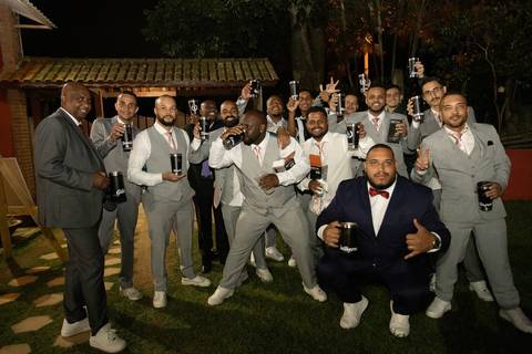 As melhores ideias e inspirações criativas de fotos de casamento registradas por fotógrafos profissionais de eventos da empresa Criativus Foto e Vídeo na Chácara Recanto Garrotxa: Fotos protocolares dos noivos na festa'