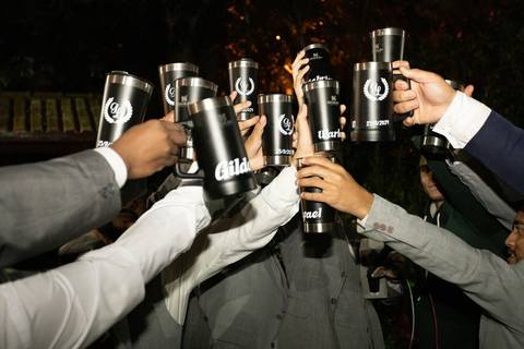 As melhores ideias e inspirações criativas de fotos de casamento registradas por fotógrafos profissionais de eventos da empresa Criativus Foto e Vídeo na Chácara Recanto Garrotxa: Fotos protocolares dos noivos na festa'