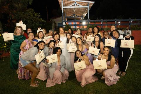 As melhores ideias e inspirações criativas de fotos de casamento registradas por fotógrafos profissionais de eventos da empresa Criativus Foto e Vídeo na Chácara Recanto Garrotxa: Fotos protocolares dos noivos na festa'