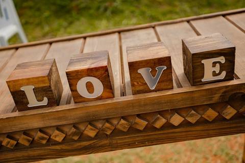 As melhores ideias e inspirações criativas de fotos de casamento registradas por fotógrafos profissionais de eventos da empresa Criativus Foto e Vídeo na Chácara Recanto Garrotxa: Fotos do Making of da noiva '