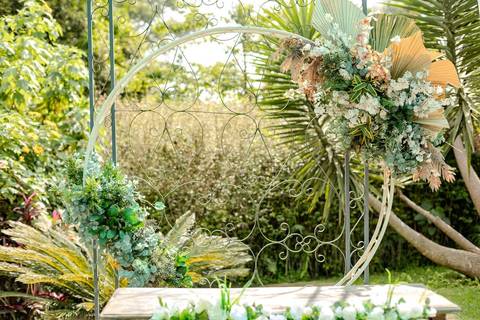 As melhores ideias e inspirações criativas de fotos de casamento registradas por fotógrafos profissionais de eventos da empresa Criativus Foto e Vídeo no Espaço  Lemos Garden: Fotos da cerimônia'