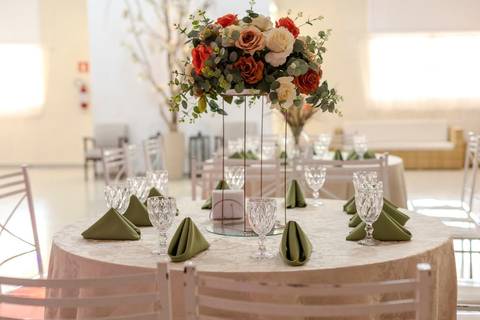 As melhores ideias e inspirações criativas de fotos de casamento registradas por fotógrafos profissionais de eventos da empresa Criativus Foto e Vídeo no Espaço  Lemos Garden: Fotos da recepção'