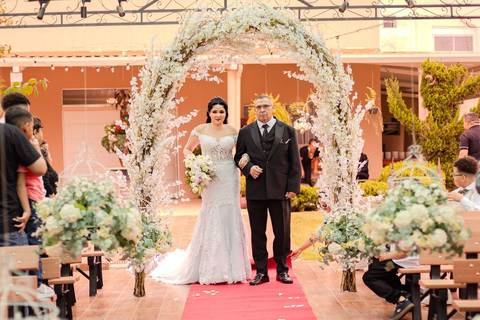 As melhores ideias e inspirações criativas de fotos de casamento registradas por fotógrafos profissionais de eventos da empresa Criativus Foto e Vídeo no Espaço  Lemos Garden: Fotos do momento da cerimônia'