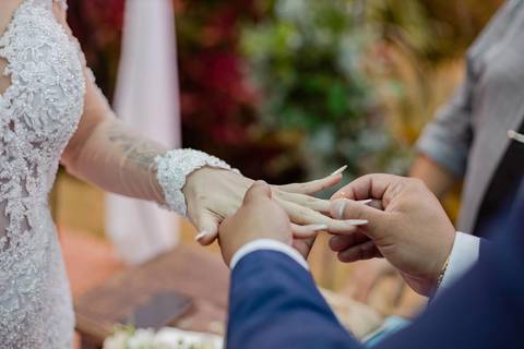 As melhores ideias e inspirações criativas de fotos de casamento registradas por fotógrafos profissionais de eventos da empresa Criativus Foto e Vídeo no Espaço  Lemos Garden: Fotos do momento da cerimônia'