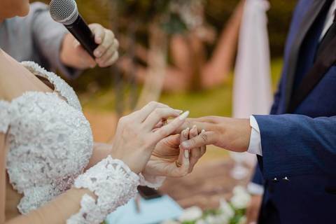As melhores ideias e inspirações criativas de fotos de casamento registradas por fotógrafos profissionais de eventos da empresa Criativus Foto e Vídeo no Espaço  Lemos Garden: Fotos do momento da cerimônia'