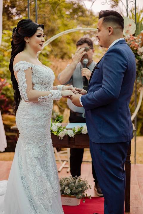 As melhores ideias e inspirações criativas de fotos de casamento registradas por fotógrafos profissionais de eventos da empresa Criativus Foto e Vídeo no Espaço  Lemos Garden: Fotos do momento da cerimônia'