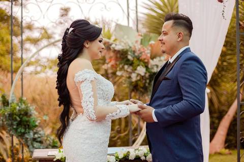 As melhores ideias e inspirações criativas de fotos de casamento registradas por fotógrafos profissionais de eventos da empresa Criativus Foto e Vídeo no Espaço  Lemos Garden: Fotos do momento da cerimônia'
