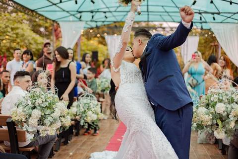 As melhores ideias e inspirações criativas de fotos de casamento registradas por fotógrafos profissionais de eventos da empresa Criativus Foto e Vídeo no Espaço  Lemos Garden: Fotos do momento da cerimônia'