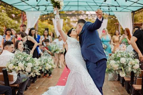As melhores ideias e inspirações criativas de fotos de casamento registradas por fotógrafos profissionais de eventos da empresa Criativus Foto e Vídeo no Espaço  Lemos Garden: Fotos do momento da cerimônia'