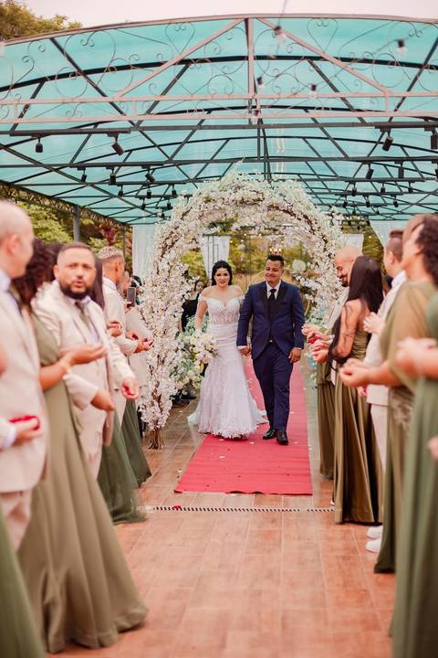 As melhores ideias e inspirações criativas de fotos de casamento registradas por fotógrafos profissionais de eventos da empresa Criativus Foto e Vídeo no Espaço  Lemos Garden: Fotos do momento da cerimônia'