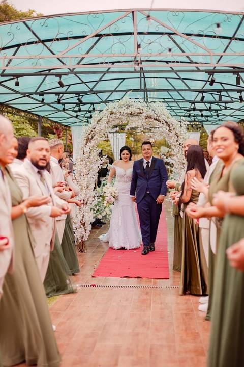 As melhores ideias e inspirações criativas de fotos de casamento registradas por fotógrafos profissionais de eventos da empresa Criativus Foto e Vídeo no Espaço  Lemos Garden: Fotos do momento da cerimônia'