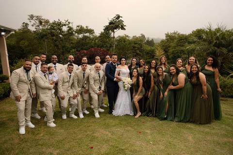 As melhores ideias e inspirações criativas de fotos de casamento registradas por fotógrafos profissionais de eventos da empresa Criativus Foto e Vídeo no Espaço  Lemos Garden: Fotos dos noivos com os padrinhos'