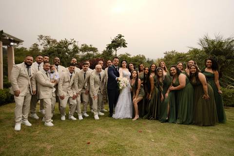 As melhores ideias e inspirações criativas de fotos de casamento registradas por fotógrafos profissionais de eventos da empresa Criativus Foto e Vídeo no Espaço  Lemos Garden: Fotos dos noivos com os padrinhos'