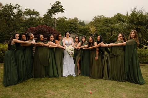 As melhores ideias e inspirações criativas de fotos de casamento registradas por fotógrafos profissionais de eventos da empresa Criativus Foto e Vídeo no Espaço  Lemos Garden: Fotos da noiva com as madrinhas'