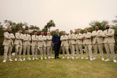 As melhores ideias e inspirações criativas de fotos de casamento registradas por fotógrafos profissionais de eventos da empresa Criativus Foto e Vídeo no Espaço  Lemos Garden: Fotos do noivo com os padrinho'