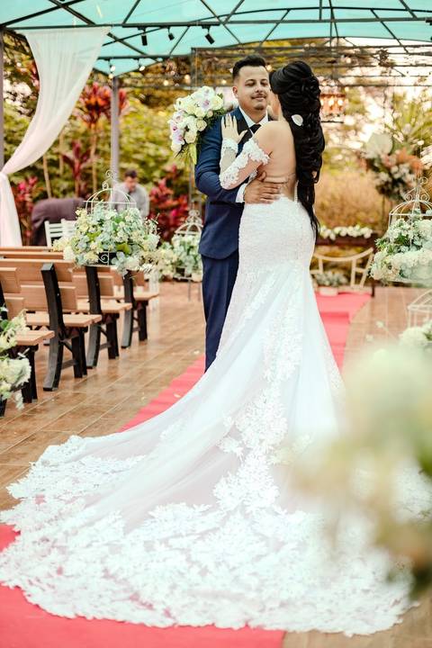 As melhores ideias e inspirações criativas de fotos de casamento registradas por fotógrafos profissionais de eventos da empresa Criativus Foto e Vídeo no Espaço  Lemos Garden: Fotos protocolares dos noivos na cerimônia'