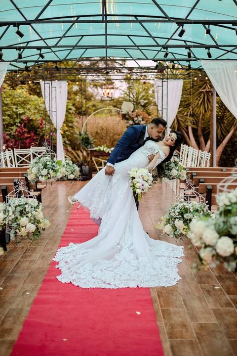 As melhores ideias e inspirações criativas de fotos de casamento registradas por fotógrafos profissionais de eventos da empresa Criativus Foto e Vídeo no Espaço  Lemos Garden: Fotos protocolares dos noivos na cerimônia'