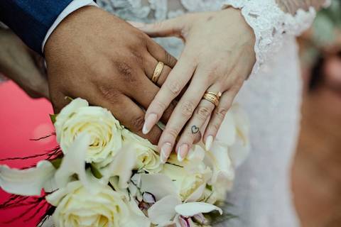 As melhores ideias e inspirações criativas de fotos de casamento registradas por fotógrafos profissionais de eventos da empresa Criativus Foto e Vídeo no Espaço  Lemos Garden: Fotos protocolares dos noivos na cerimônia'