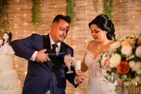 As melhores ideias e inspirações criativas de fotos de casamento registradas por fotógrafos profissionais de eventos da empresa Criativus Foto e Vídeo no Espaço  Lemos Garden: Fotos protocolares dos noivos na recepção'