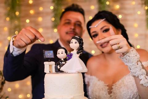 As melhores ideias e inspirações criativas de fotos de casamento registradas por fotógrafos profissionais de eventos da empresa Criativus Foto e Vídeo no Espaço  Lemos Garden: Fotos protocolares dos noivos na recepção'