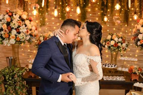 As melhores ideias e inspirações criativas de fotos de casamento registradas por fotógrafos profissionais de eventos da empresa Criativus Foto e Vídeo no Espaço  Lemos Garden: Fotos protocolares dos noivos na recepção'