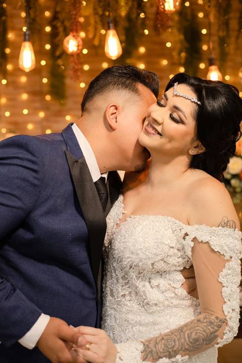 As melhores ideias e inspirações criativas de fotos de casamento registradas por fotógrafos profissionais de eventos da empresa Criativus Foto e Vídeo no Espaço  Lemos Garden: Fotos protocolares dos noivos na recepção'