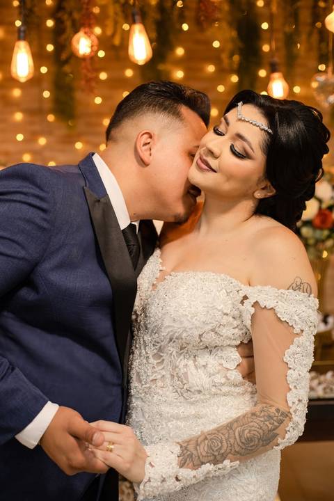 As melhores ideias e inspirações criativas de fotos de casamento registradas por fotógrafos profissionais de eventos da empresa Criativus Foto e Vídeo no Espaço  Lemos Garden: Fotos protocolares dos noivos na recepção'