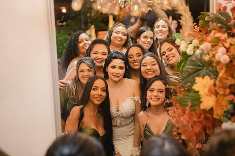 As melhores ideias e inspirações criativas de fotos de casamento registradas por fotógrafos profissionais de eventos da empresa Criativus Foto e Vídeo no Espaço  Lemos Garden: Fotos da noiva com as madrinhas'