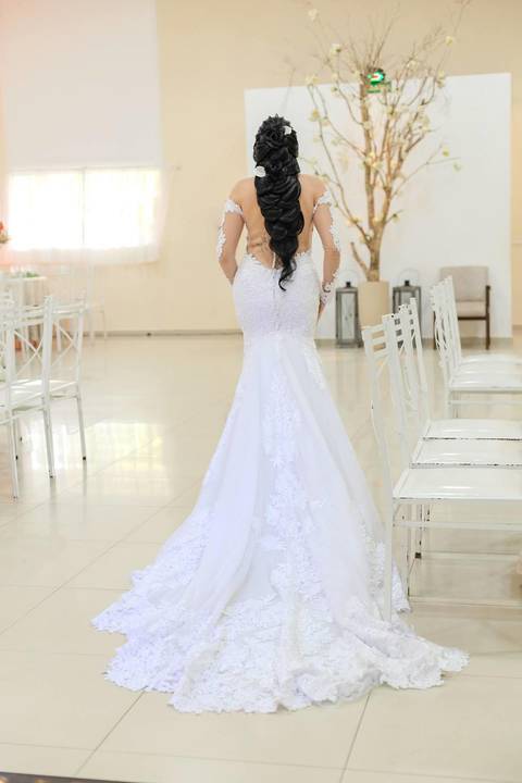 As melhores ideias e inspirações criativas de fotos de casamento registradas por fotógrafos profissionais de eventos da empresa Criativus Foto e Vídeo no Espaço  Lemos Garden: Fotos da noiva na recepção'