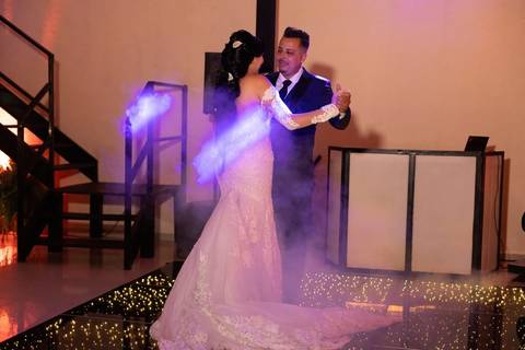 As melhores ideias e inspirações criativas de fotos de casamento registradas por fotógrafos profissionais de eventos da empresa Criativus Foto e Vídeo no Espaço  Lemos Garden: Fotos da dança dos noivos'