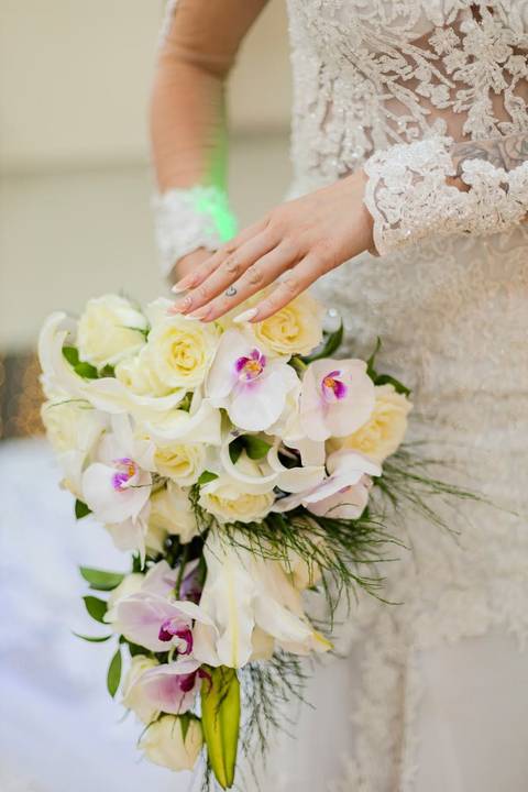 As melhores ideias e inspirações criativas de fotos de casamento registradas por fotógrafos profissionais de eventos da empresa Criativus Foto e Vídeo no Espaço  Lemos Garden: Fotos da noiva com buquê'