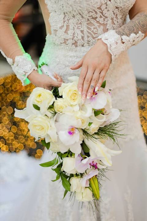 As melhores ideias e inspirações criativas de fotos de casamento registradas por fotógrafos profissionais de eventos da empresa Criativus Foto e Vídeo no Espaço  Lemos Garden: Fotos da noiva com buquê'
