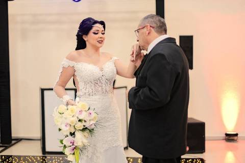 As melhores ideias e inspirações criativas de fotos de casamento registradas por fotógrafos profissionais de eventos da empresa Criativus Foto e Vídeo no Espaço  Lemos Garden: Fotos da noiva com o seu pai'