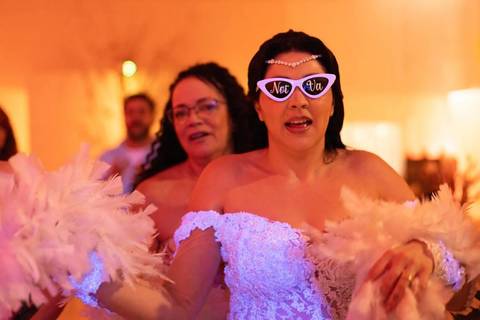 As melhores ideias e inspirações criativas de fotos de casamento registradas por fotógrafos profissionais de eventos da empresa Criativus Foto e Vídeo no Espaço  Lemos Garden: Fotos do momento da festa'