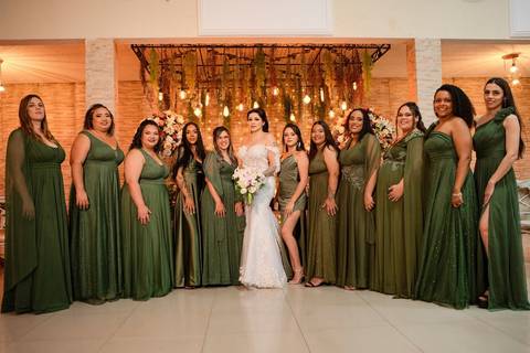 As melhores ideias e inspirações criativas de fotos de casamento registradas por fotógrafos profissionais de eventos da empresa Criativus Foto e Vídeo no Espaço  Lemos Garden: Fotos da noiva com as madrinhas'