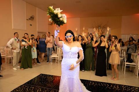 As melhores ideias e inspirações criativas de fotos de casamento registradas por fotógrafos profissionais de eventos da empresa Criativus Foto e Vídeo no Espaço  Lemos Garden: Fotos do momento da festa'