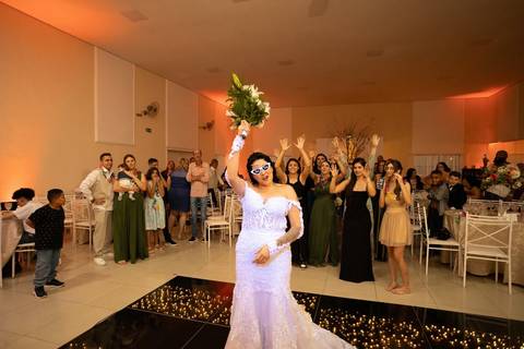 As melhores ideias e inspirações criativas de fotos de casamento registradas por fotógrafos profissionais de eventos da empresa Criativus Foto e Vídeo no Espaço  Lemos Garden: Fotos do momento da festa'