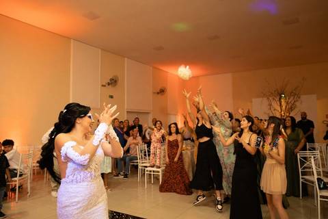 As melhores ideias e inspirações criativas de fotos de casamento registradas por fotógrafos profissionais de eventos da empresa Criativus Foto e Vídeo no Espaço  Lemos Garden: Fotos do momento da festa'