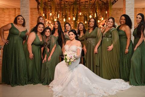 As melhores ideias e inspirações criativas de fotos de casamento registradas por fotógrafos profissionais de eventos da empresa Criativus Foto e Vídeo no Espaço  Lemos Garden: Fotos da noiva com as madrinhas'