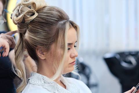 As melhores ideias e inspirações criativas de fotos de casamento registradas por fotógrafos profissionais de eventos da empresa Criativus Foto e Vídeo no salão Nide e Élida: Fotos do making of da noiva'