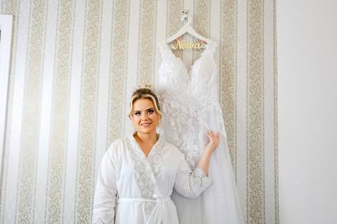 As melhores ideias e inspirações criativas de fotos de casamento registradas por fotógrafos profissionais de eventos da empresa Criativus Foto e Vídeo no salão Nide e Élida: Fotos do making of da noiva'