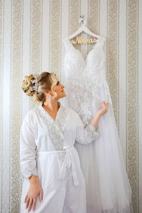 As melhores ideias e inspirações criativas de fotos de casamento registradas por fotógrafos profissionais de eventos da empresa Criativus Foto e Vídeo no salão Nide e Élida: Fotos do making of da noiva'