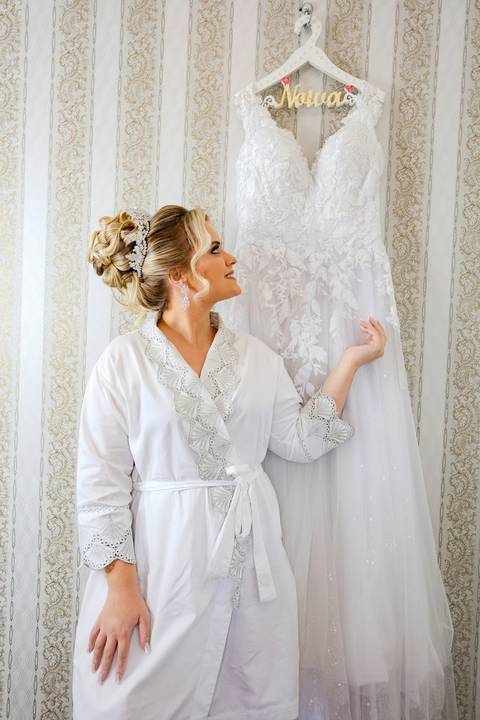 As melhores ideias e inspirações criativas de fotos de casamento registradas por fotógrafos profissionais de eventos da empresa Criativus Foto e Vídeo no salão Nide e Élida: Fotos do making of da noiva'