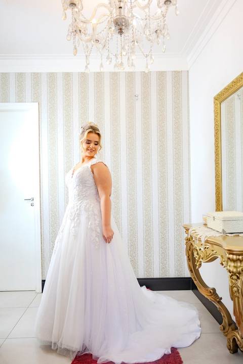 As melhores ideias e inspirações criativas de fotos de casamento registradas por fotógrafos profissionais de eventos da empresa Criativus Foto e Vídeo no salão Nide e Élida: Fotos do making of da noiva'