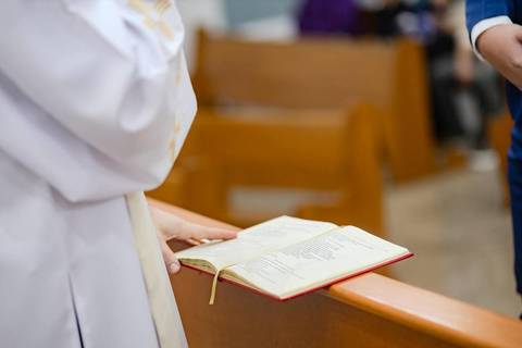 As melhores ideias e inspirações criativas de fotos de casamento registradas por fotógrafos profissionais de eventos da empresa Criativus Foto e Vídeo na Igreja Paróquia Nossa Senhora das Graças: Fotos do momento da cerimônia'