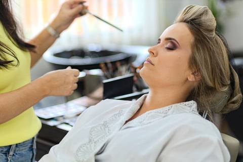 As melhores ideias e inspirações criativas de fotos de casamento registradas por fotógrafos profissionais de eventos da empresa Criativus Foto e Vídeo no salão Nide e Élida: Fotos do making of da noiva'